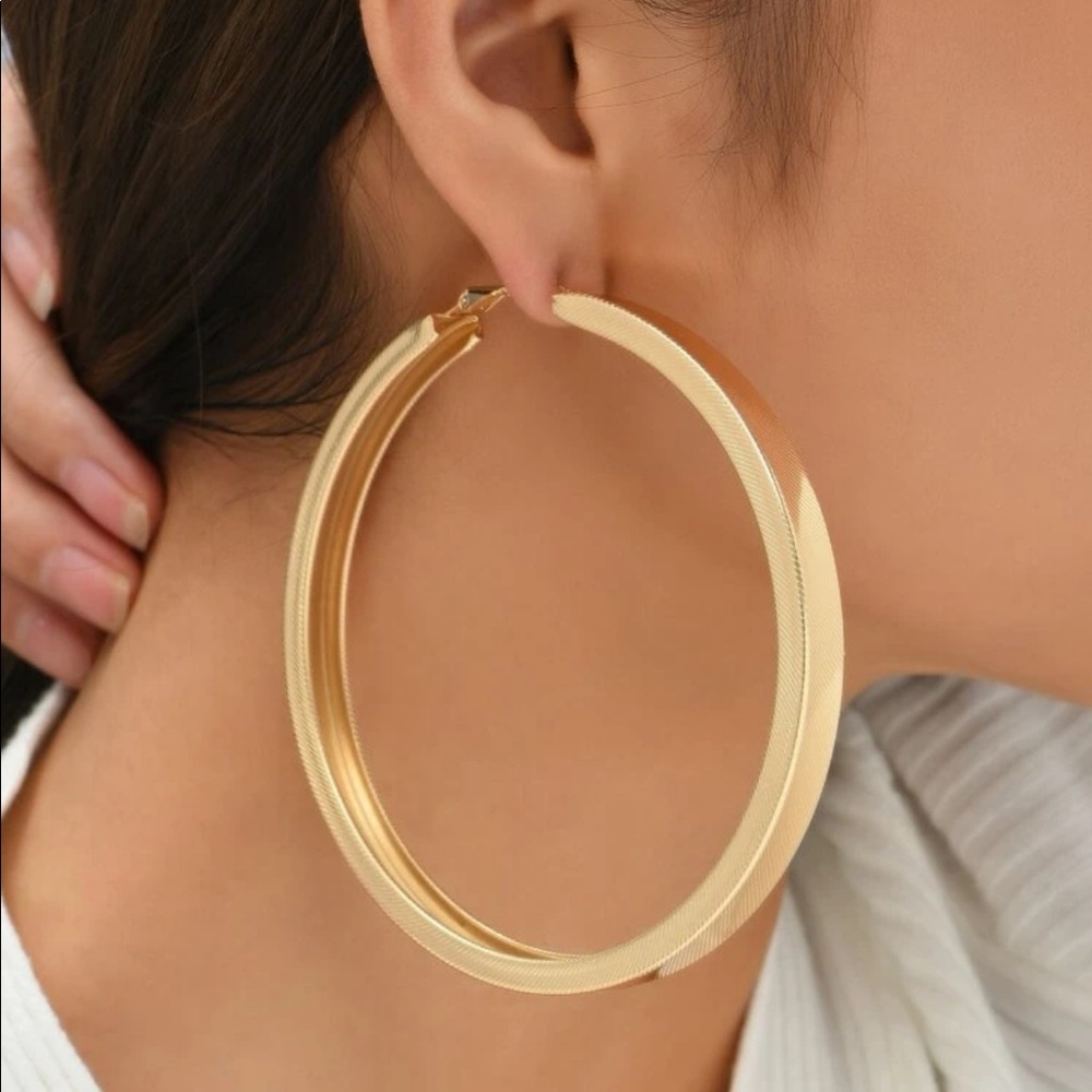 NWOT Exaggerated Hoop Earrings